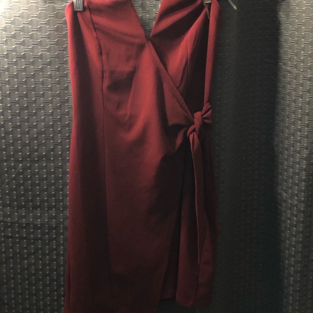 Sleeveless maroon cocktail dress